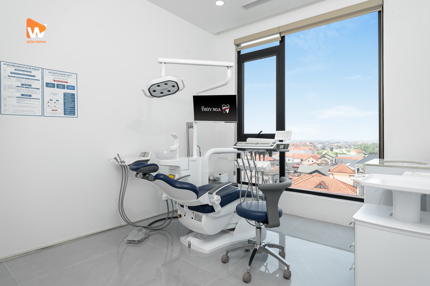 Phòng điều trị ghế xanh có cửa sổ lớn tại phòng khám nha khoa Dr. Thùy Nga